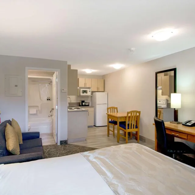 Coast, King Bed, Queen Bed, Kitchenette، Coast Osoyoos Beach Hotel 4/6
