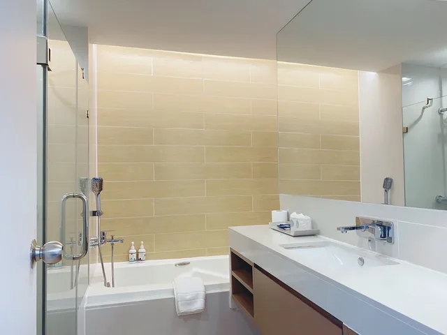 غرفة غراند ديلوكس بسرير مزدوج، Aster Hotel And Residence Pattaya 7/10
