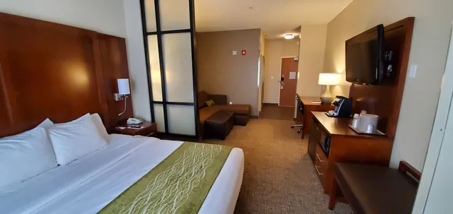 جناح بسرير كينج مع أريكة، Comfort Suites Helena Airport 1/5