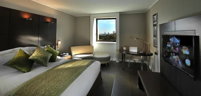 غرفة فاخرة بسرير كينج بإطلالة على المدينة مع دخول صالة النادي، Sofitel Algiers Hamma Garden 5/8