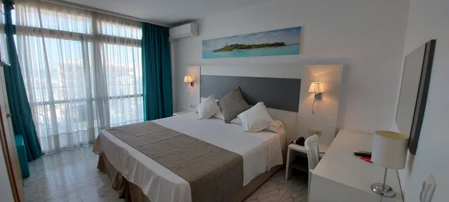 غرفة بسرير كوين بإطلالة على البحر، Hotel Amic Miraflores 3/8