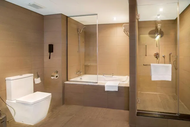 Deluxe, Suite, King Bed, Club Lounge Access, Le Meridien Abu Dhabi 2/4