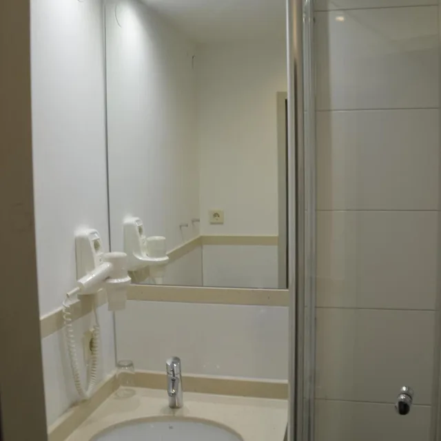 غرفة ثلاثية، Hotel Amba 5/8