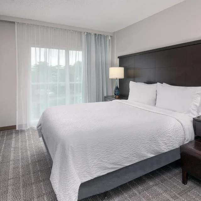 غرفة قياسية مع أريكة، Staybridge Suites Miami Doral Area 1/8