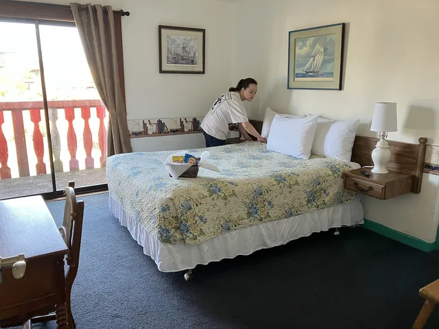 Standard, Single, Queen Bed, Lighthouse Inn 3/7