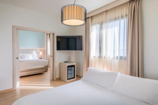 Junior Suite, Family, King Bed, Occidental Sevilla Viapol 2/4