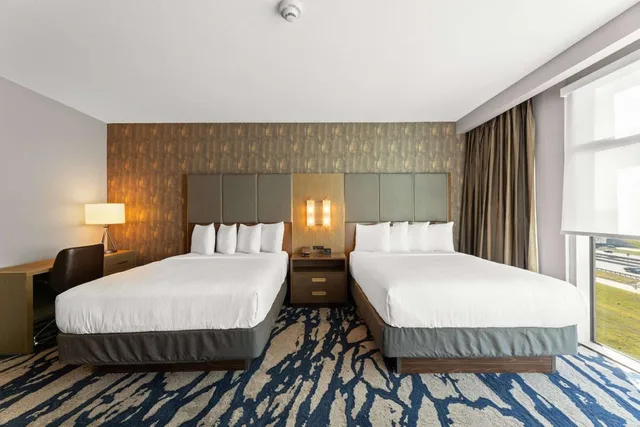 جناح بسريرين كوين بغرفتين مع أريكة، Embassy Suites by Hilton Irving Las Colinas 1/2