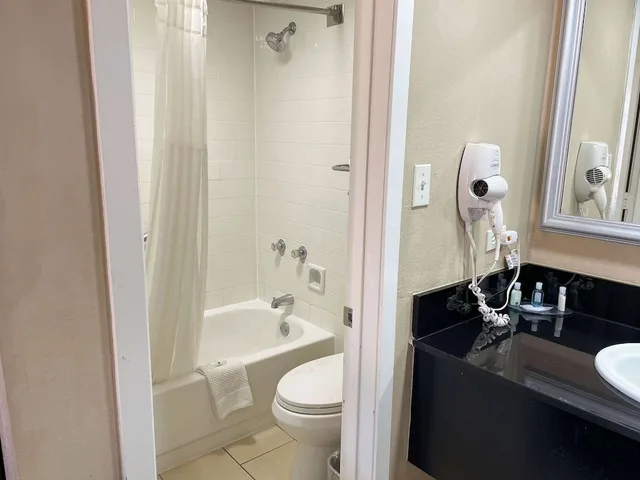 غرفة قياسية بسرير كينج للمدخنين، Studio6 Suites North Richland Hills, TX 4/6