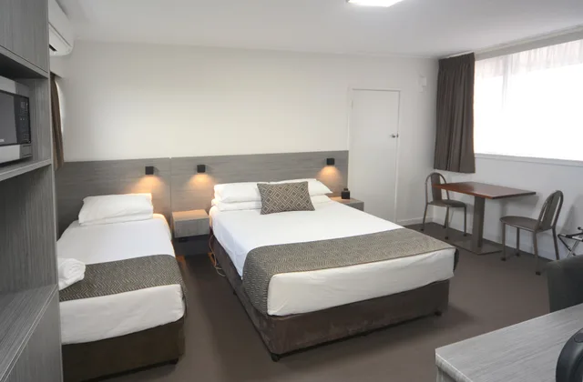 Motel, 1 Queen and 1 Single Bed، The Bridge 2/7