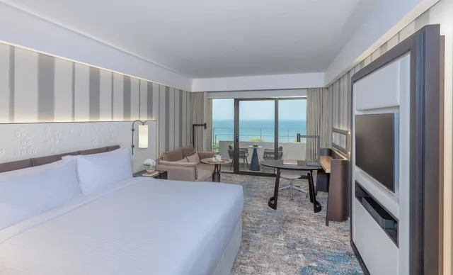 غرفة بسرير كينج بإطلالة على البحر بشرفة، InterContinental Muscat 1/10