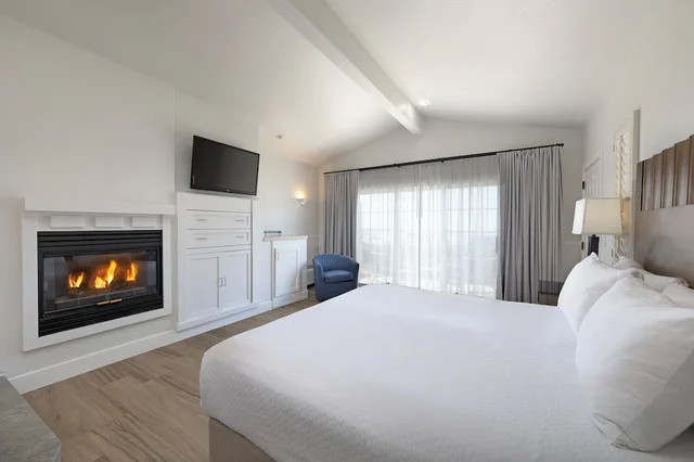 Deluxe, King Bed, Partial Ocean View, Jetted Tub, Cambria Landing Inn & Suites 1/10