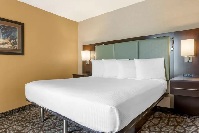 غرفة بسرير كينج بمطبخ صغير، Best Western Plus Oceanside Palms 3/4