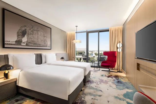 غرفة تنفيذية بشرفة مع دخول الصالة، فندق راديسون بلو مركز الرياض للمؤتمرات والمعارض(Radisson Blu Hotel Riyadh Convention & Exhibition Center) 2/10