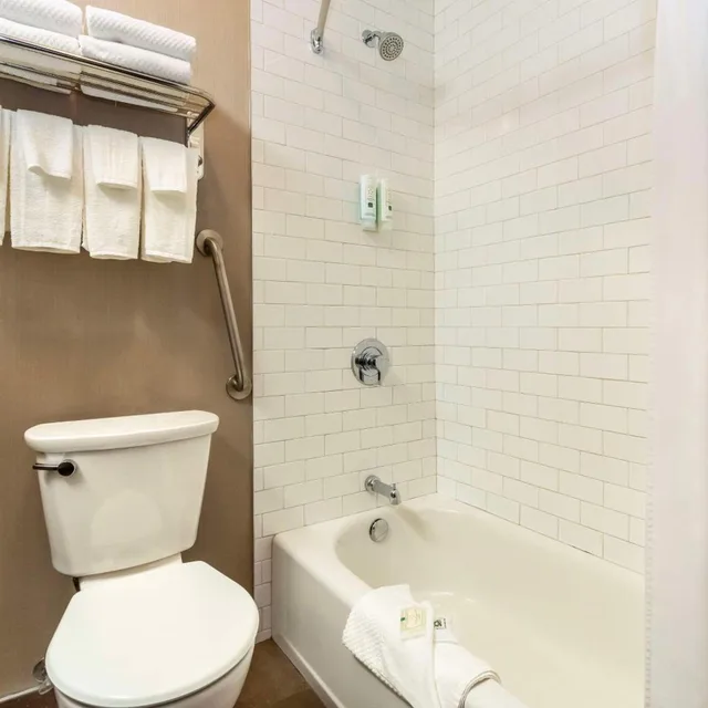 غرفة بسرير كينج وسريرين كوين، Quality Inn Waddling Dog Saanichton 8/8