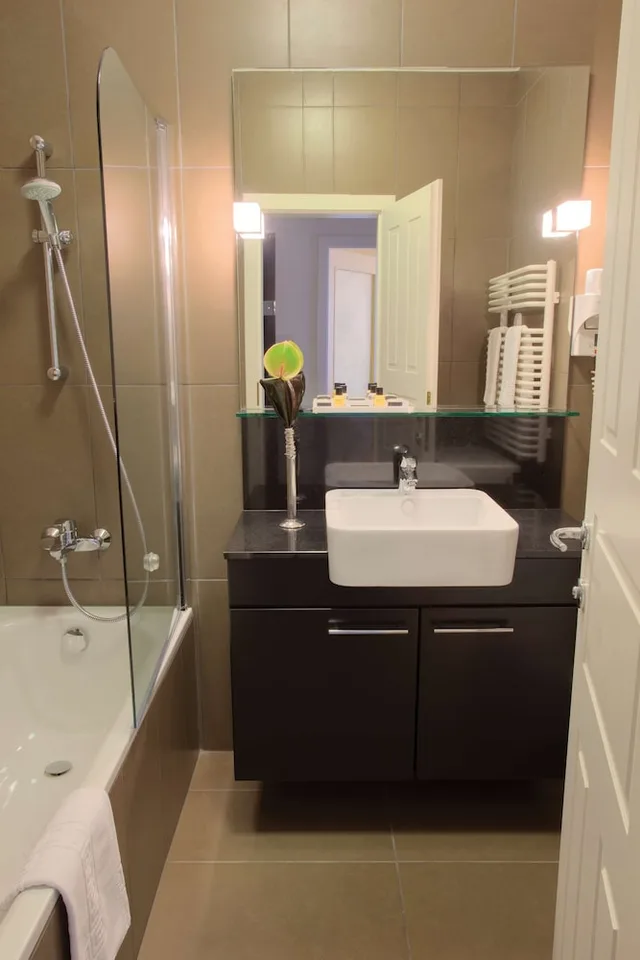 شقة بسرير مزدوج وسريرين منفصلين بغرفتي نوم، Adina Apartment Hotel Budapest 9/10