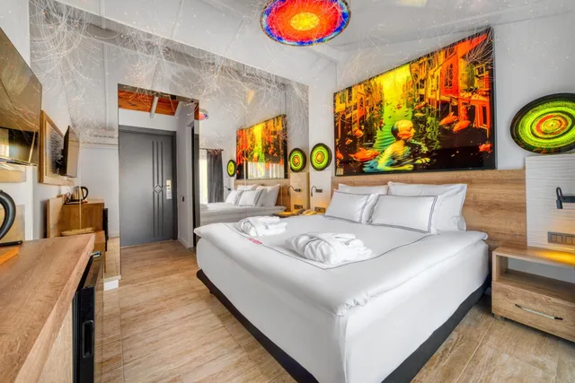 بنغل، La Finca Hotel 1/2