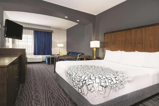 غرفة تنفيذية بسرير كينج، La Quinta Inn And Suites By Wyndham Mercedes 1/5
