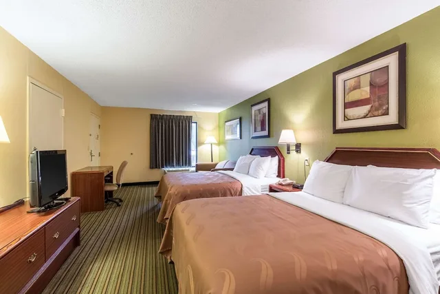 غرفة قياسية بسريرين كوين، Quality Inn Alexandria 1/6