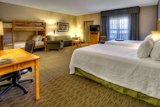 جناح عائلي بسرير بطابقين وسريرين كوين بشرفة مع أريكة، Hampton Inn & Suites by Hilton Petoskey 2/5