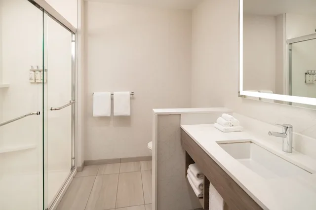 غرفة بريميوم بسرير فردي، Holiday Inn Express & Suites Fresno Airport 1/2