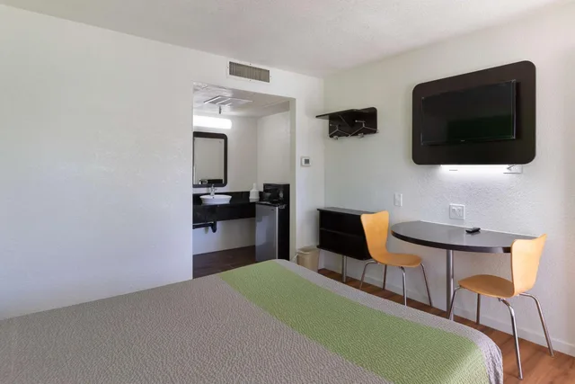 غرفة بسرير كوين، Motel6 Barstow, CA 9/10
