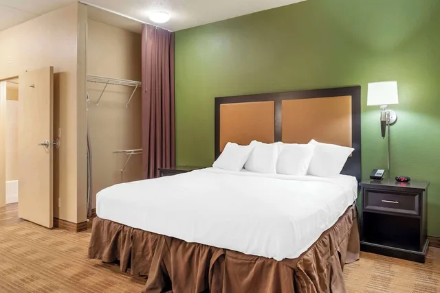 Standard, King Bed, MainStay Suites Chicago Hillside 2/2