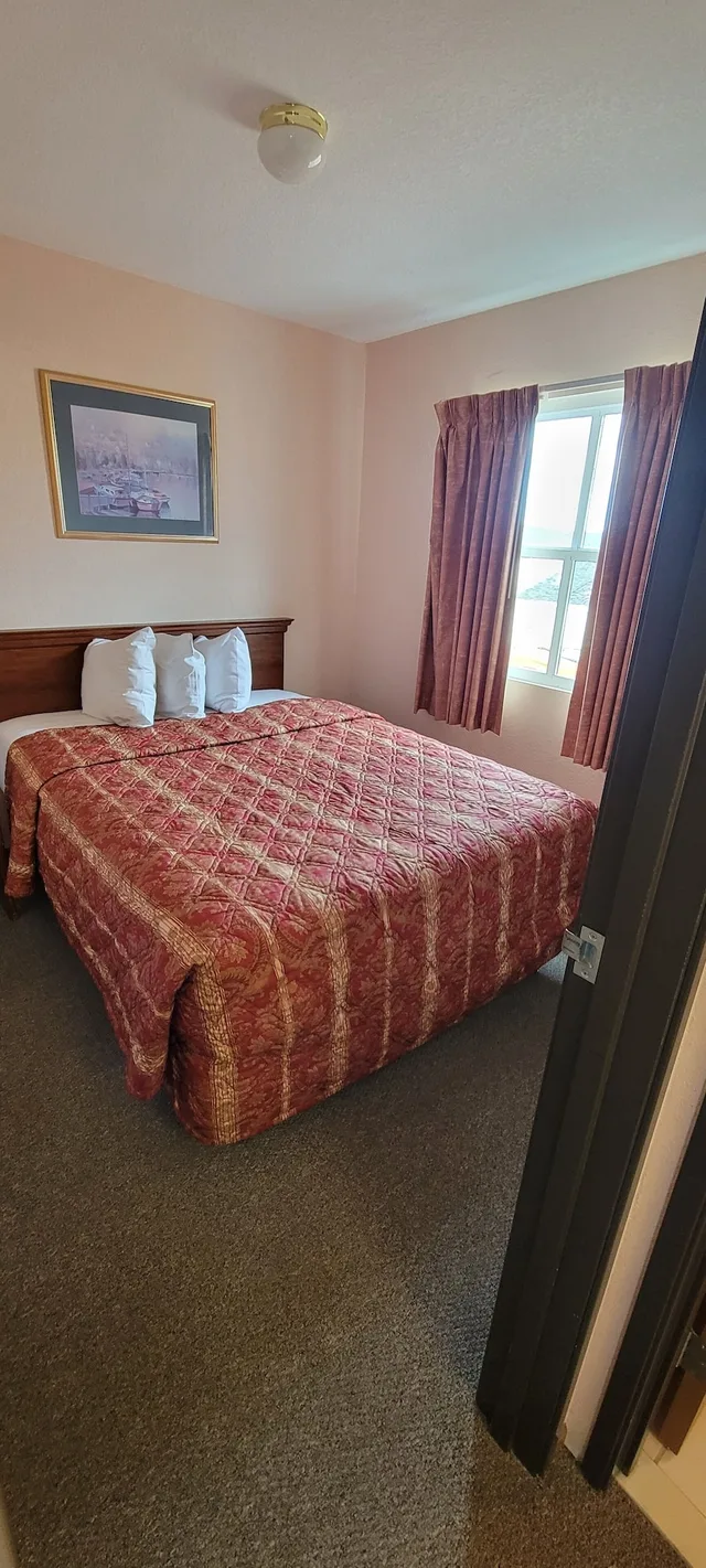 جناح بسرير مزدوج بغرفتي نوم مع أريكة بجاكوزي، Mackinaw Budget Inn 1/4