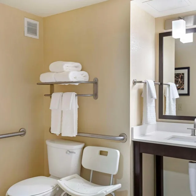 غرفة بسرير كينج بحوض استحمام لذوي الإعاقة، Best Western Plus Thornburg Inn & Suites 7/7