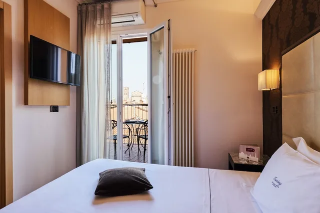 Room, French Bed, with View، Touring Hotel Bologna 3/8