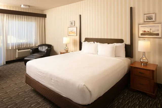 غرفة بريميوم بسرير كينج، Red Lion Hotel Bellevue 1/6