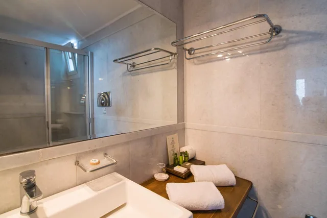 Royal, Suite, Indoor Jetted Tub، Antinea Suites and Spa 3/4