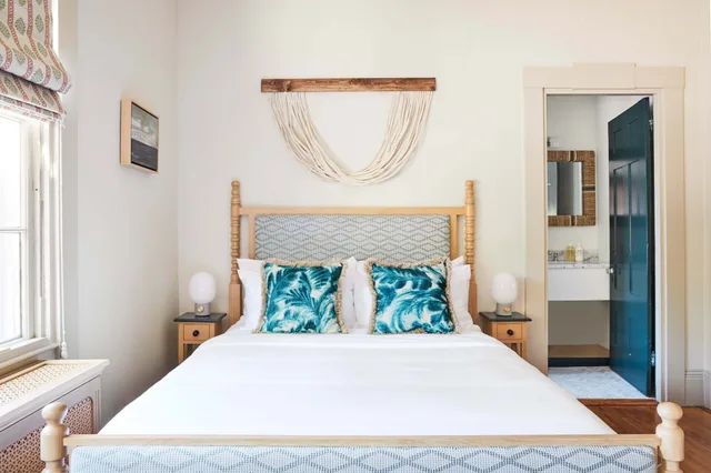 Petite, Queen Bed، The Roberts Collection 1/5
