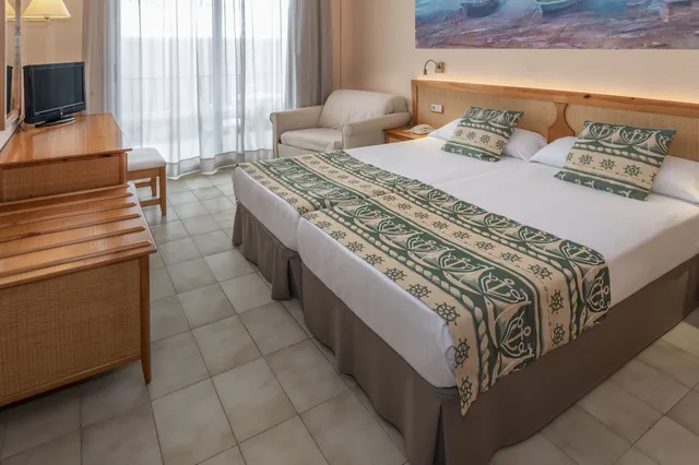 غرفة قياسية بسرير مزدوج بإطلالة على المسبح بشرفة، GHT Oasis Tossa & Spa 9/10