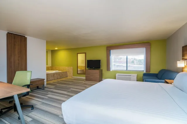 Suite, King Bed, Extra Floor Space, Sofa، Holiday Inn Express & Suites Rocky Mount/Smith Mtn Lake 2/5