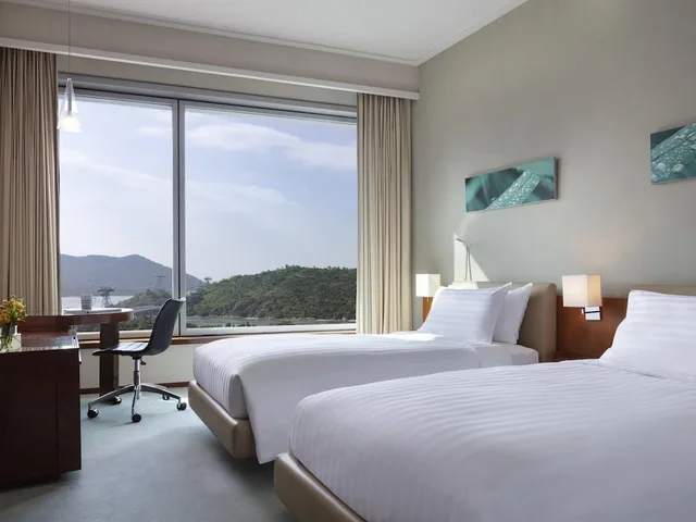 غرفة سوبيريور بسريرين منفصلين، Novotel Citygate Hotel Hong Kong 2/8
