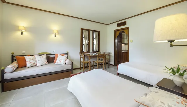 جناح كلاسيكي بسرير مزدوج وسريرين منفصلين بغرفتي نوم مع أريكة، Simantro Resort 1/4