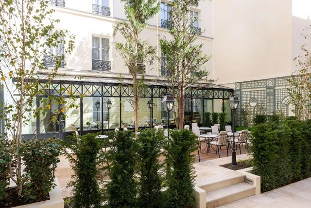 غرفة شهر العسل، Hotel Lord Byron 1/1