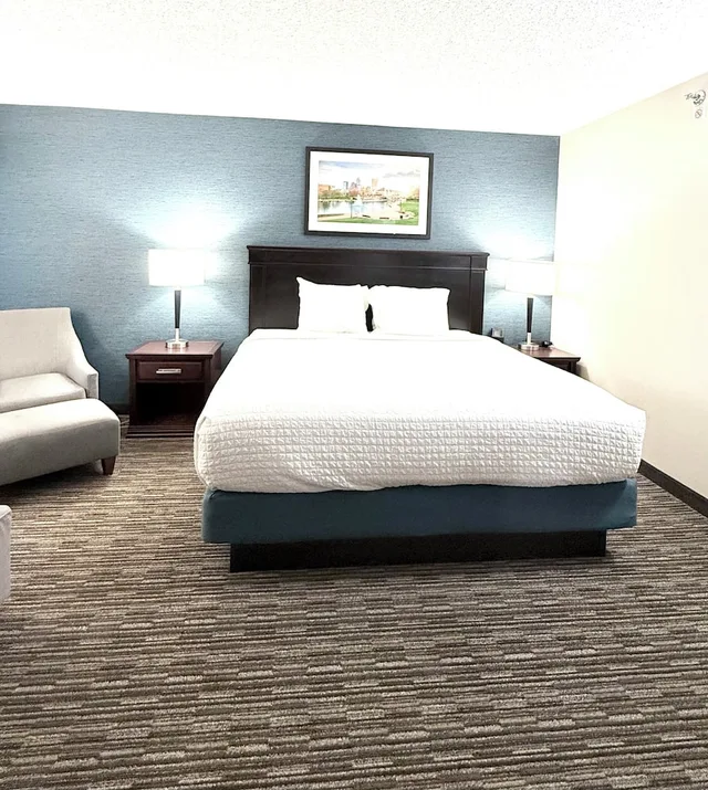 غرفة قياسية بسرير كينج، Best Western Plus Indianapolis North at Pyramids 4/10