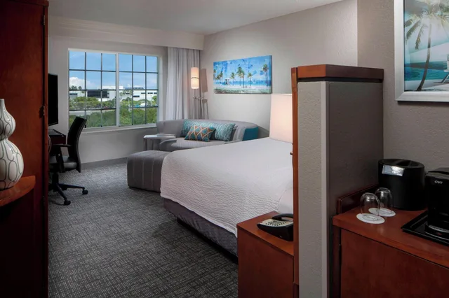 غرفة بسرير كينج لذوي الإعاقة، Courtyard Fort Lauderdale Airport and Cruise Port 1/2