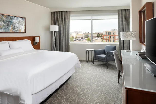 غرفة تقليدية بسرير كينج، The Westin Edina Galleria 1/3