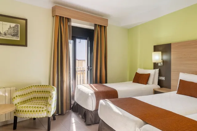 غرفة عائلية ثلاثية بثلاثة أسرّة، Hostal Ballesta 1/9