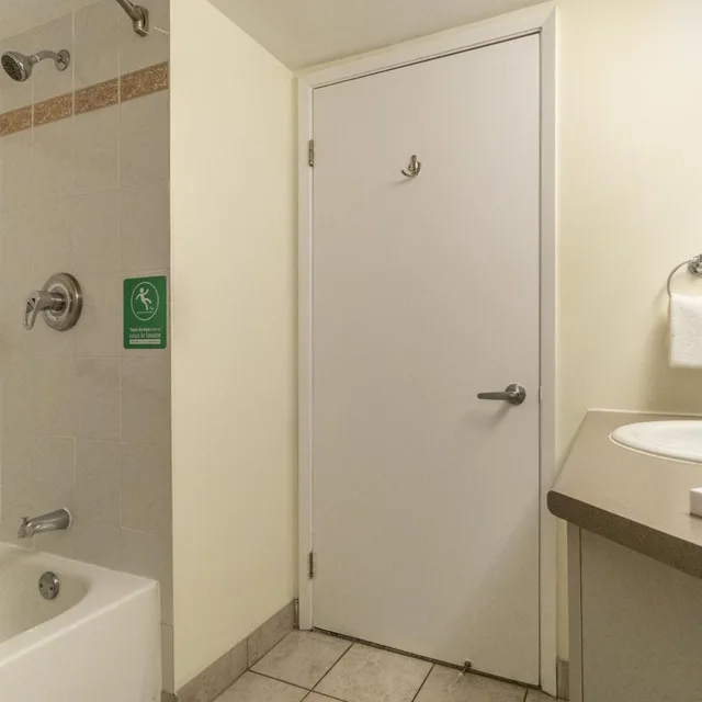 Studio, King Bed, 2 Queen Beds, Hotel Faubourg Montreal 6/6