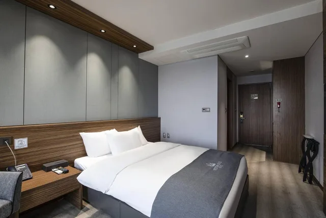 غرفة قياسية بسرير مزدوج بشرفة، Western Grace Hotel 6/10