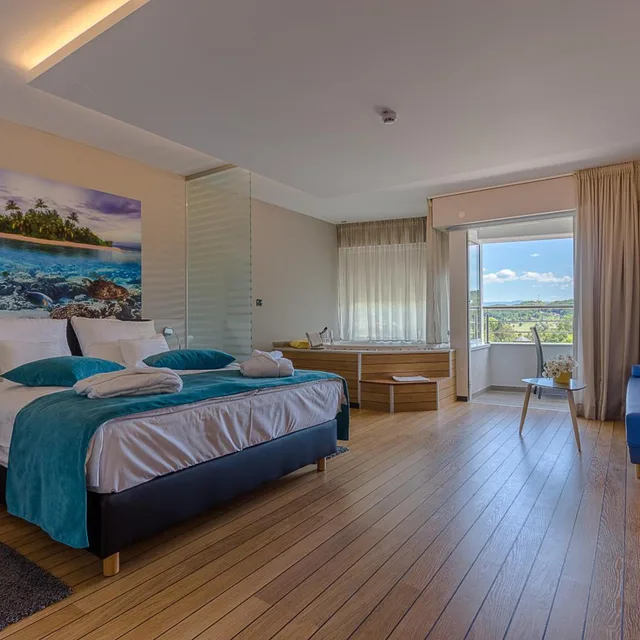 غرفة بسرير مزدوج بشرفة بجاكوزي، Wellness Hotel Villa Magdalena 2/10