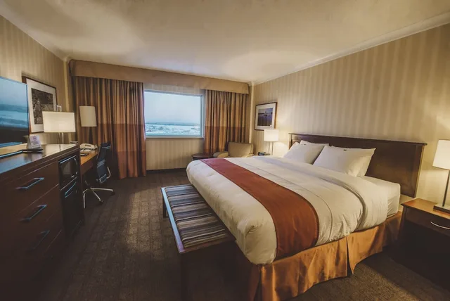 غرفة قياسية بسرير كينج، The Explorer Hotel 1/4