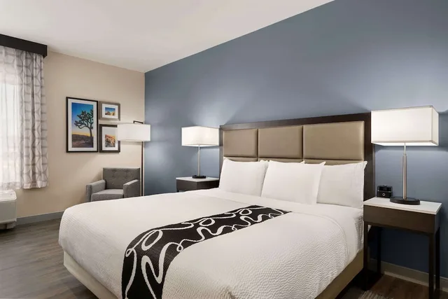 غرفة بسرير كينج لذوي الإعاقة، La Quinta Inn & Suites by Wyndham San Bernardino 2/3