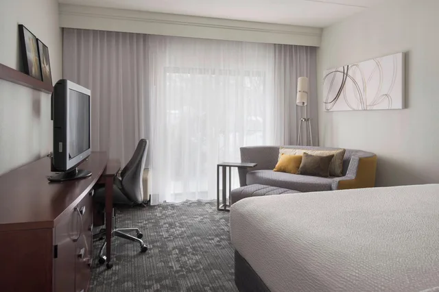 غرفة بسرير كينج مع أريكة لذوي الإعاقة، Courtyard By Marriott Boston Norwood Canton 2/6