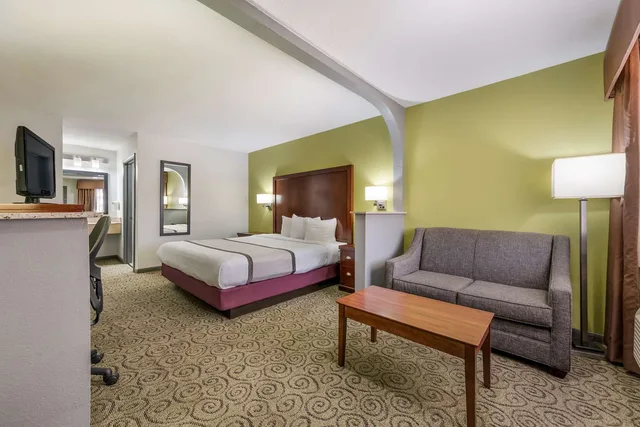 غرفة بسرير كينج مع أريكة، Surestay Hotel By Best Western Deer Park 6/7