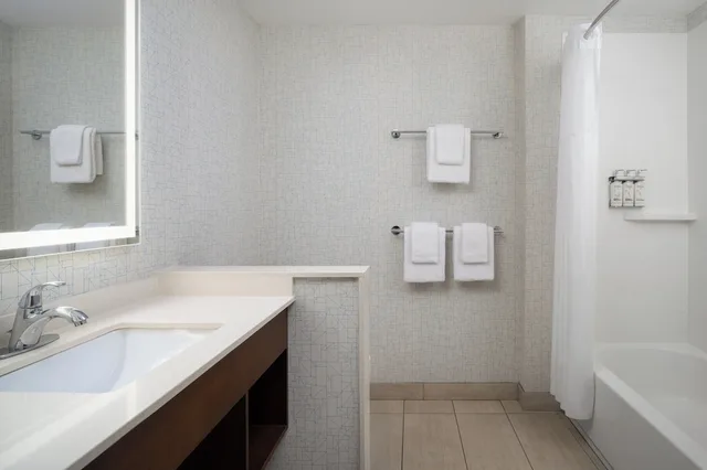 جناح بسريرين كوين بإطلالة على البحيرة مع أريكة، Holiday Inn Express & Suites Trinity 6/9