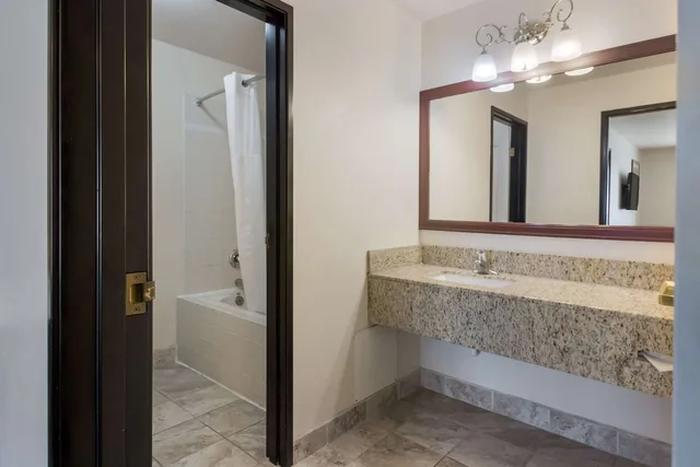 غرفة بسرير كينج، Quality Inn and Suites Airport West 5/5